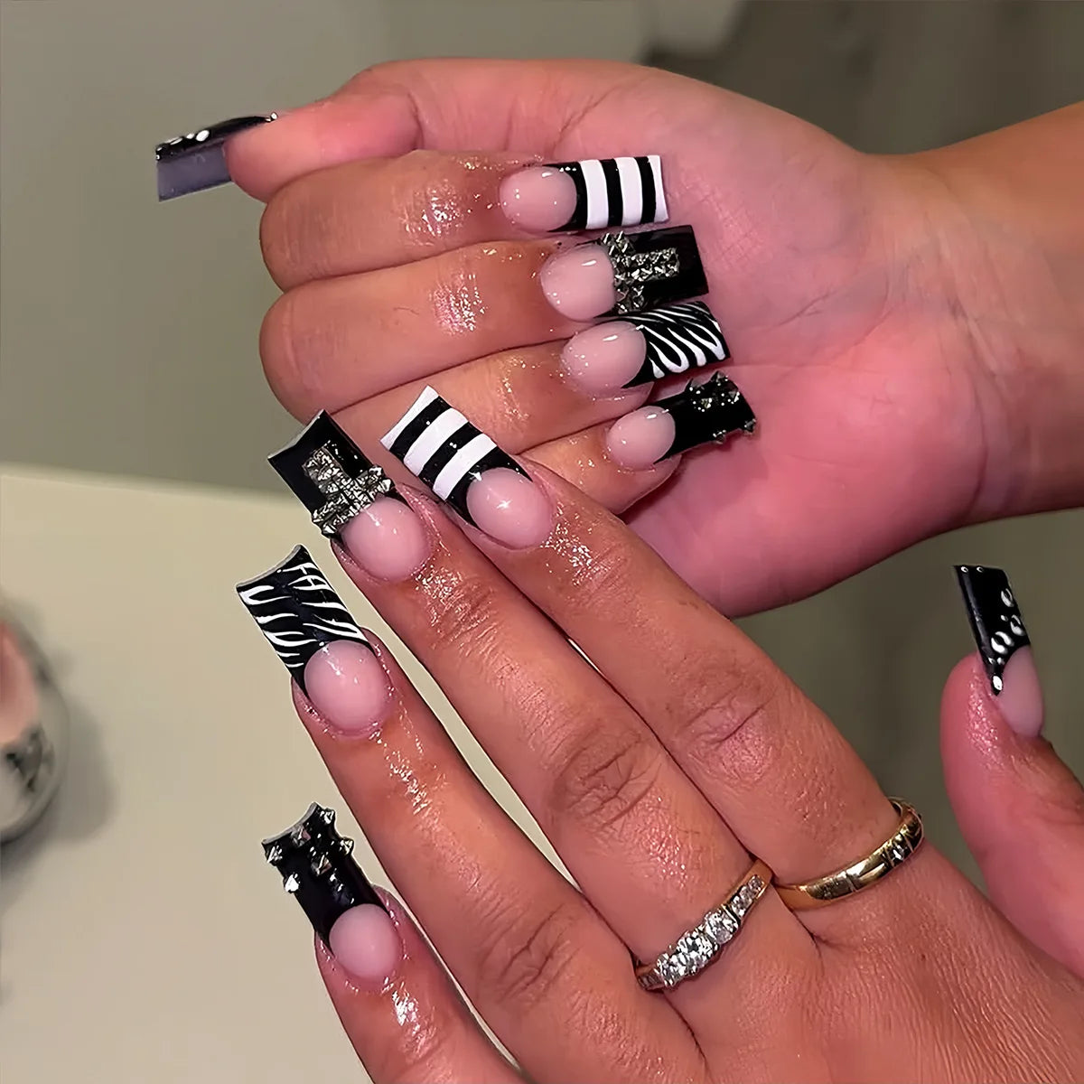 24pcs Sweet Cool French Style False Nails Wave Point Flower Designs Spicy Girl Press On Nails Medium Coffin European Fake Nail